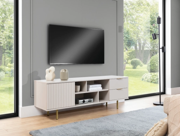Nowoczesna szafka RTV ryflowana TENZO T6 w aranżacji – kaszmir